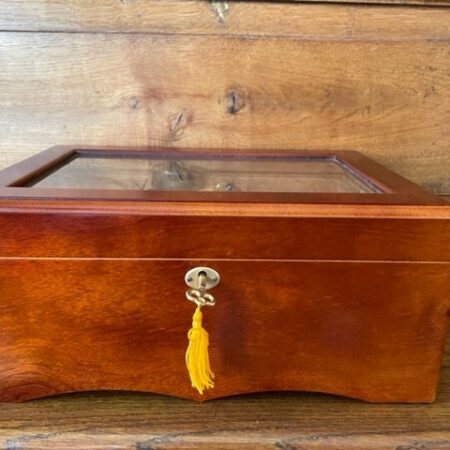 Glanzend houten humidor met glazen deksel en hygrometer
