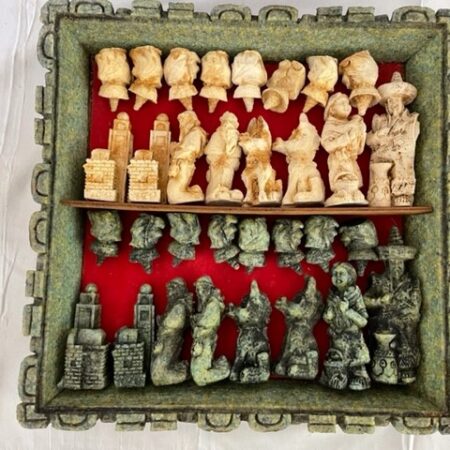 Schaakspel in doos van resin in groen en wit uit Mexico 2e helft 1900