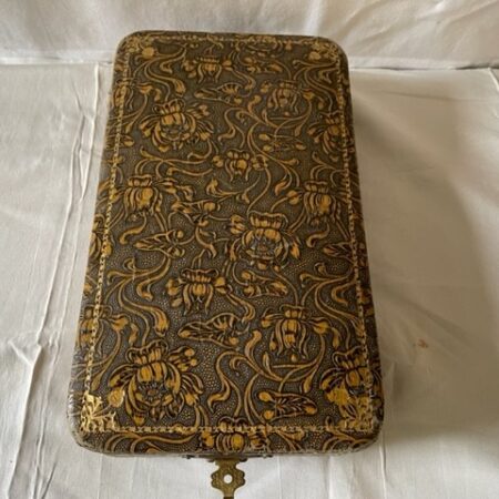 Antieke art nouveau juwelen doos bekleed met florale decoratie van leder 1e kwart 1900