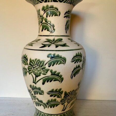 Grote, antieke Cizhou sgraffito vloervaas in biscuit en groen porselein slip 1e helft 1900