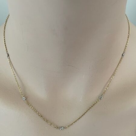 18 kt. fijn geelgouden anker collier waartussen 5 spectacles-set diamanten in witgoud