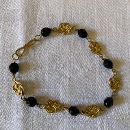 14 kt. geelgouden mattenklopper armband met facet geslepen zwarte ogri ai kralen