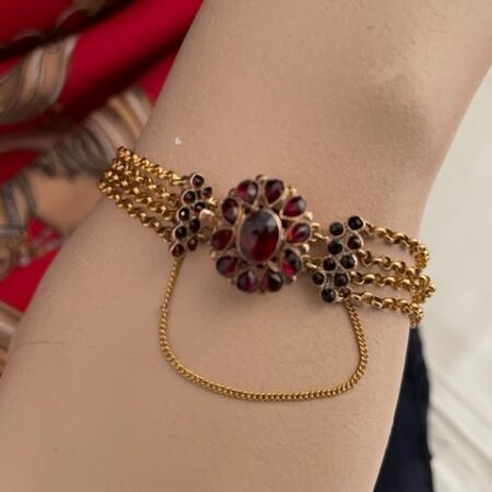 Antieke geelgouden jasseron armband met granaat sluiting