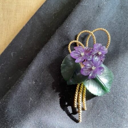 14 kt geelgouden bloem broche met amethist en jade/nephriet in blauw etui 1960