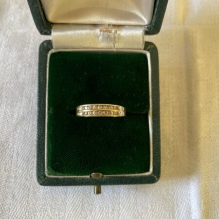 14 kt.geelgouden gladde dubbele alliance ring met briljant geslepen diamant in railzetting