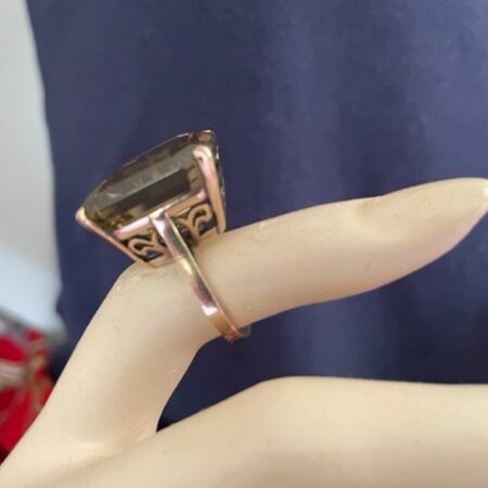 Grote 9 kt. gouden cocktail ring met rookkwarts met smaragdslijpsel