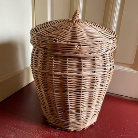 Flinke rotan wasmand met deksel uit de sixty's