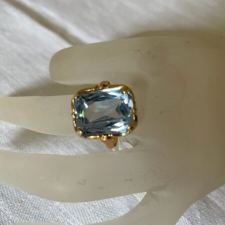 Flinke geelgouden ring met giga grote blauwe synth. spinel
