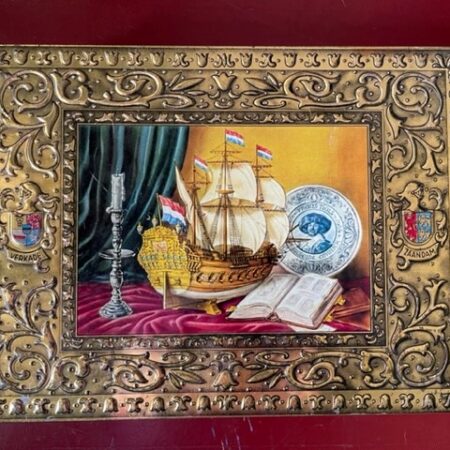 Groot Verkade Golden Era koek blik met stilleven van schip en delftsblauw bord 1956
