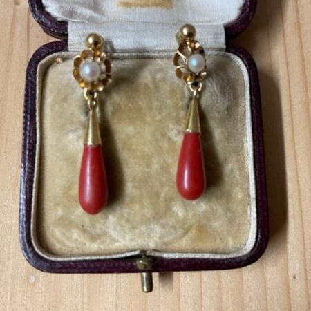 Paar 18 kt. gouden oorhangers met bloedkoraal pampel en parel