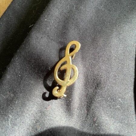 14 kt. geelgouden handgemaakte broche een muzieksleutel