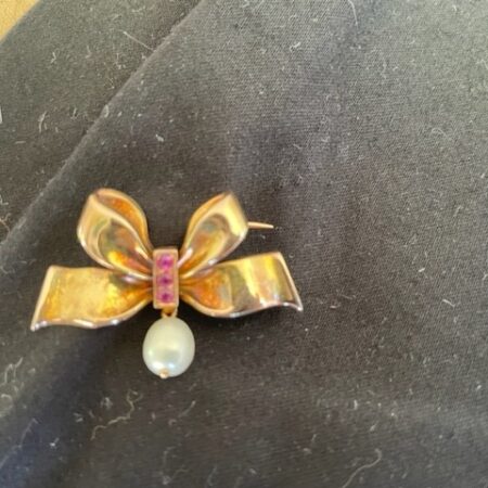 Antieke 14 kt. geelgouden Weense strik broche met robijn rond 1900