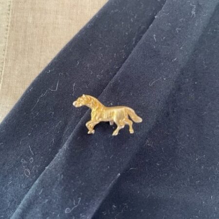 Franse 18 kt. geelgouden gesigneerde dasspeld een paard