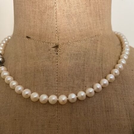 Zoetwater parel collier geknoopt van 42,5 cm. aan 1e geh. zilveren bolslot