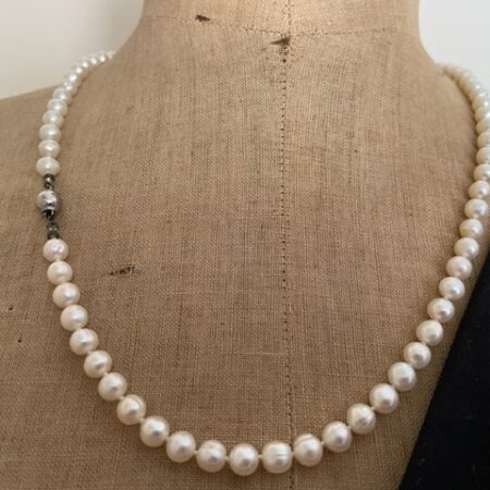 Zoetwater parel collier van 56 cm. en 6-6,5 mm. aan zilveren bolslot