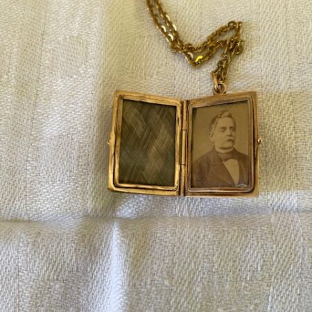 Antiek 9 kt. Victoriaans medaillon met haarwerk, heliotroop en onyx uit de jaren 1860- 1880