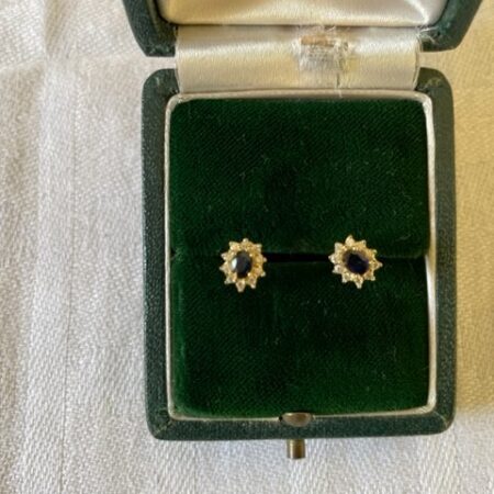 Paar 14 kt. geelgouden entourage oorstekers met saffier en cubic zirkonia