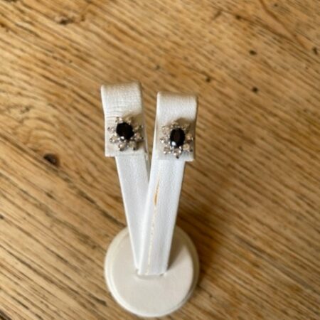 Oorstekers 14 kt. geel en witgoud met saffier en 8 x cubic zirkonia