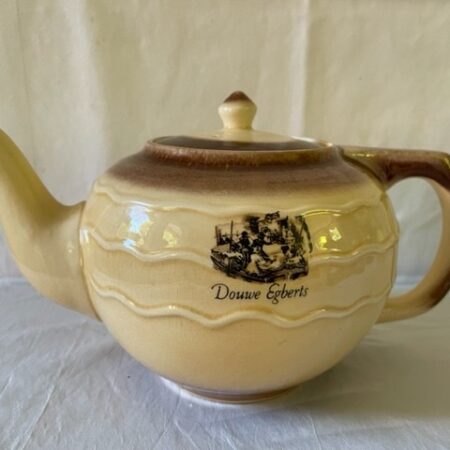 Retro theepot van Douwe Egberts met logo uit de jaren 1950