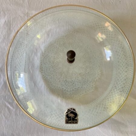 In de Hollywood regency stijl een Flamingo deksel schaal van glas met kantwerk en goud omrand