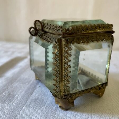 Antiek rechthoekig vuurverguld kistje of doosje met facet geslepen glas rond 1900
