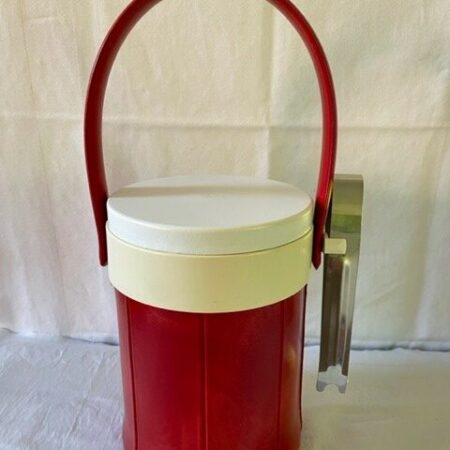 Van rood skai en wit plastic een ijs of klonten emmertje met tang jaren 1960