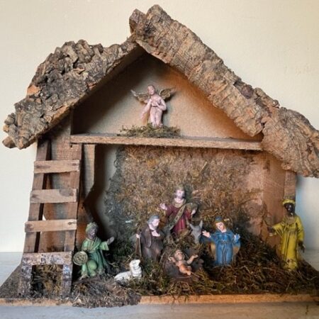 Kerststal waarin 10 figuren van early plastic jaren 1950