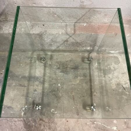 Kubus bijzet tafel van gehard glas op 4 wielen