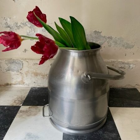 Grote industriele vintage vloervaas voormalig melkemmer van roestvrij staal