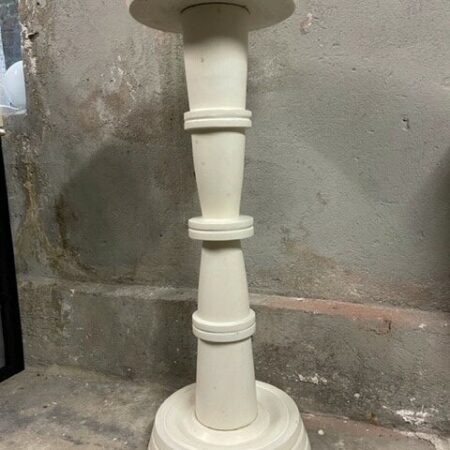 Handgedraaide ronde en wit geverfd houten pied de stalle van 80 cm.