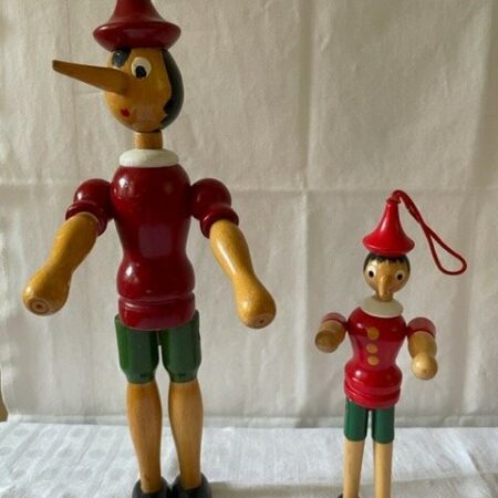 Grote en kleine beweegbare houten Pinokkio 1980