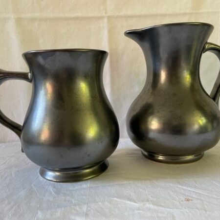 Set Prinknash Abbey pewter vazen in zwart uit de seventies.