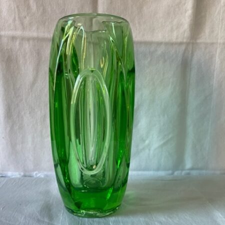 Bullet of lensvaas van 20 cm. in annagroen ontwerp Rudolf Schrotte voor Rosice Glassworks 1950
