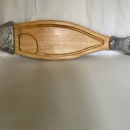 Grote houten zalm of visplank met zilverkleurige kop en staart