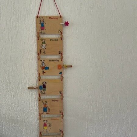 Vrolijk gedecoreerde kinder weekkalender van hout