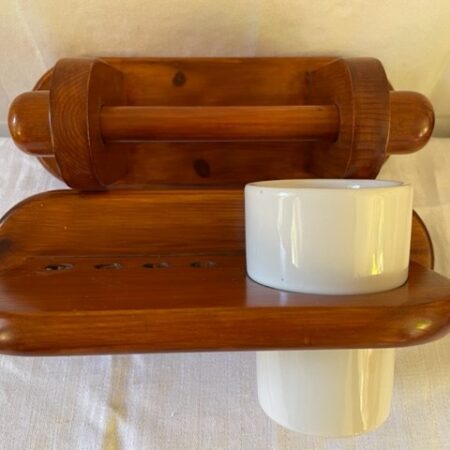 Stoer brocante houten badkamer WC rol en bekerhouder