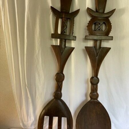 Bijzonder decoratieve bijna meter hoge donker houten vork en lepel