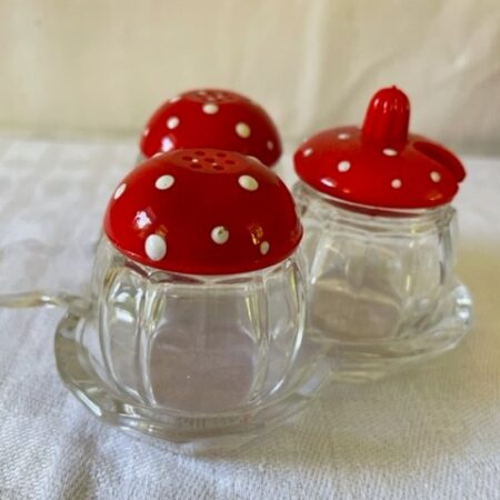 Allerliefst paddenstoelen cruetset van helder en rood glas met witte stippen 1950