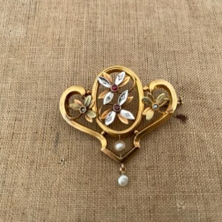 18 kt. goud en platina art nouveau broche met robijn en parel