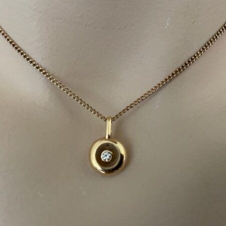 18 kt. geelgouden Franse hanger met een briljant geslepen diamant van 0,20 ct.