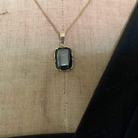 Rechthoekige radiant geslepen hematiet in 14 kt. geelgouden hanger 1950