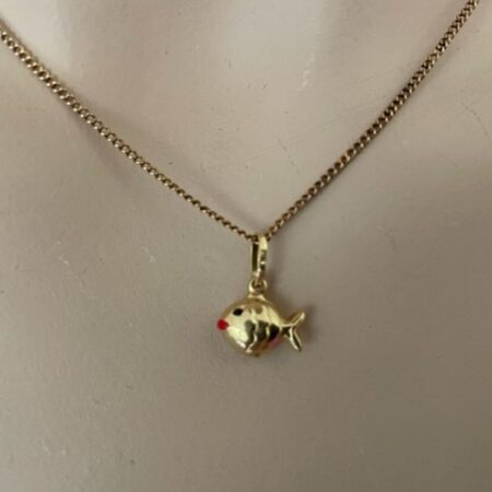 18 kt. geelgouden hanger of bedel een Italiaanse dikke vis met rode emaille lippen