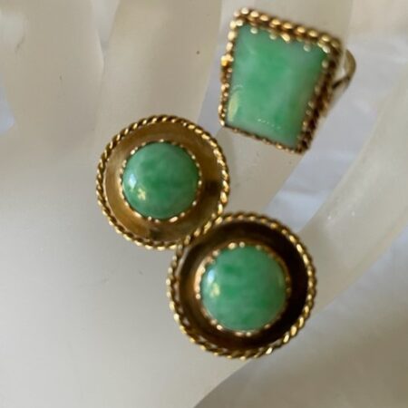 Set 14 kt. gouden oorstekers en bijpassende ring met natuurlijke jadeiet type A jaren 1920-1930