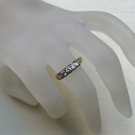 9 kt. geelgouden rijring met 5 x cubic zirkonia