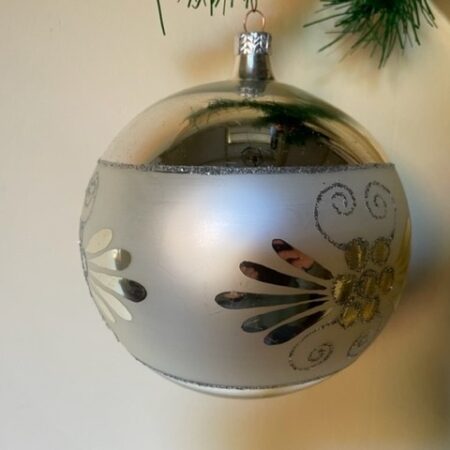 Oude antieke giga, 16 cm. grote kerstbal van dun geblazen glas in zilver jaren 1950