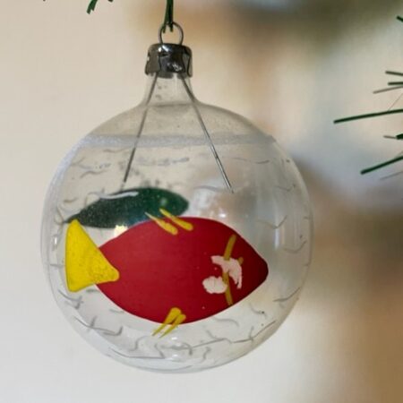 Oude modernistische kerstbal van helder dun geblazen glas en vissen beschildering 1e helft 1900