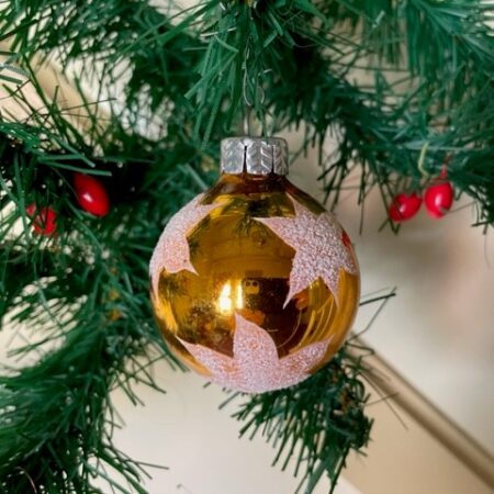 Doos met 8 gouden ballen met sterren midden 1900