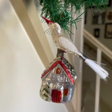 Antieke oude kerstbal een huis met vogel van dun geblazen glas 1e kwart 1900