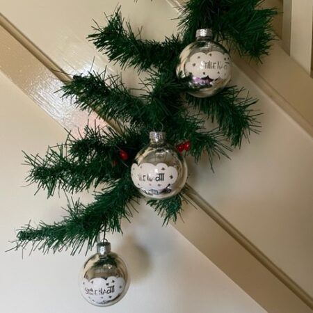 Kerstbal van dun geblazen glas in zilver met tekst "stille nacht" in wolk jaren 1950