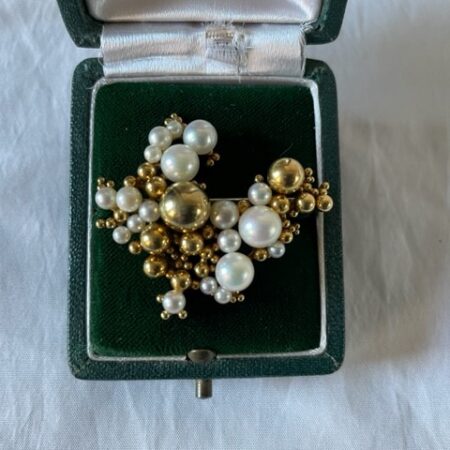 18 kt. geelgouden broche een waterval van bubbles parels en gouden ballen jaren 1970